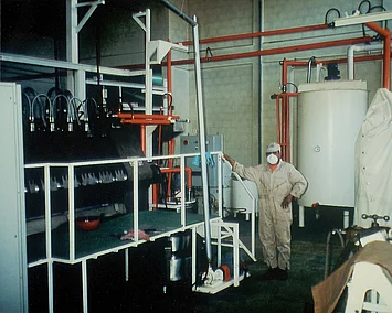 Kakaoverarbeitungsanlage mit El-Ceibo-Mitarbeiter.