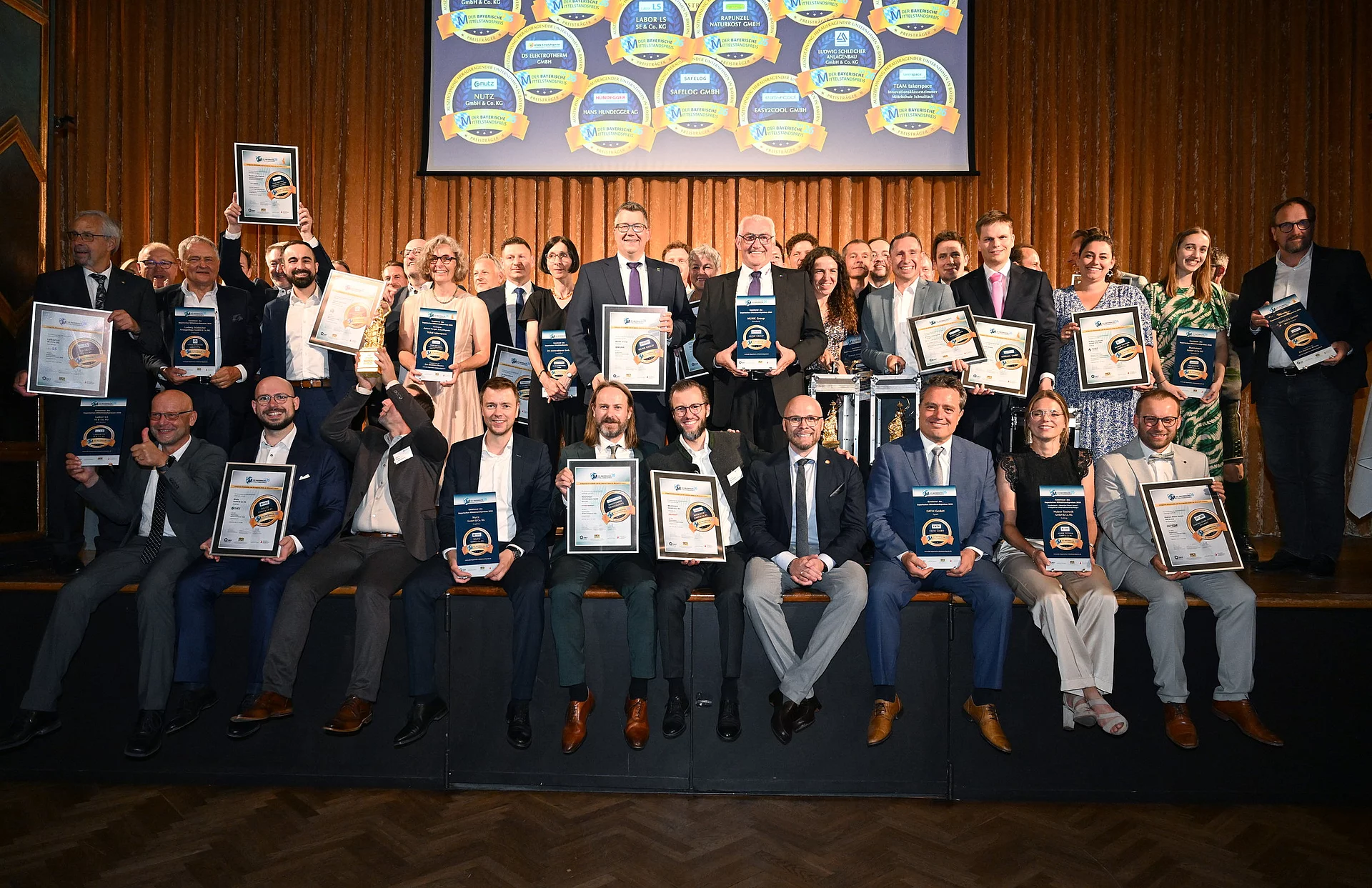Gruppenbild aller Preisträger des Bayerischen Mittelstandspreises 2026.