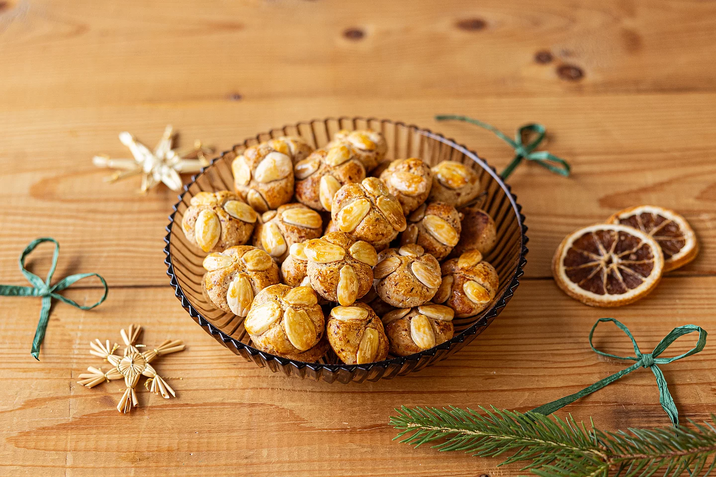 Frankfurter Bethmännchen mit Honigmarzipan, Mandeln und Erdmandeln für die Weihnachtsbäckerei. Frankfurter Bethmännchen mit Honigmarzipan, Mandeln und Erdmandeln für die Weihnachtsbäckerei, weihnachtlich dekoriert mit Orangenschalen und Strohsternen. Rezeptklassiker für die Weihnachtsbäckerei.