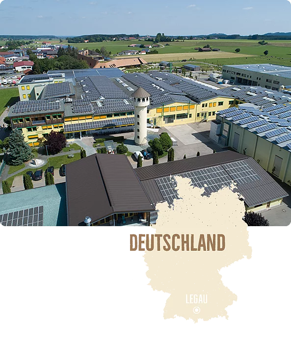 Müsli und Porridge aus eigener Herstellung in Legau. Luftaufnahme des Rapunzel Betriebsgeländes in Legau, im Vordergrund Landkarte Deutschland mit Marker auf Legau.