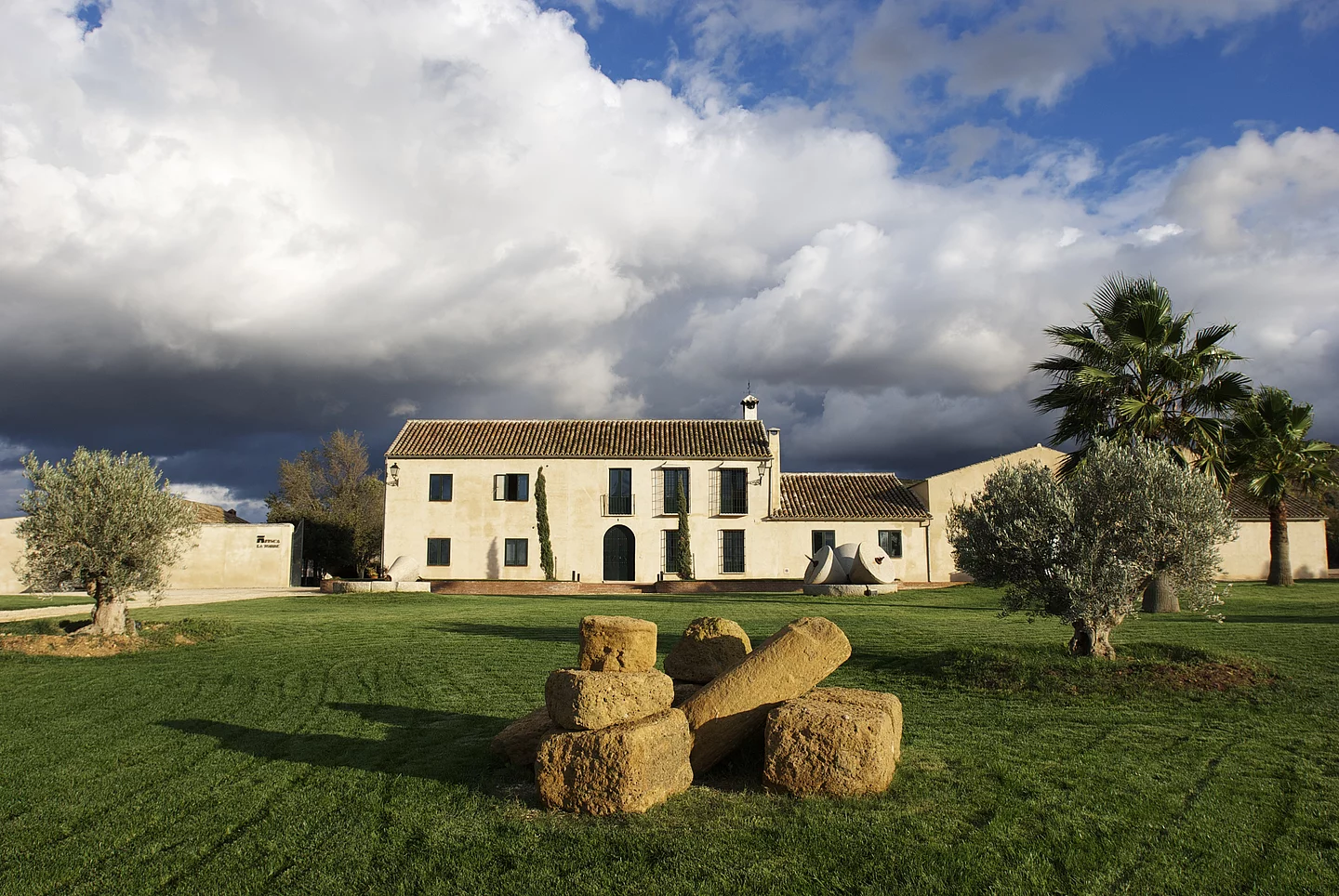 Finca La Torre – Olivenöl-Hersteller in Andalusien. Gebäude der Finca La Torre inmitten der spanischen Landschaft, umgeben von Olivenhainen – Standort des Bio-Olivenöl-Anbaus und der eigenen Ölmühle.