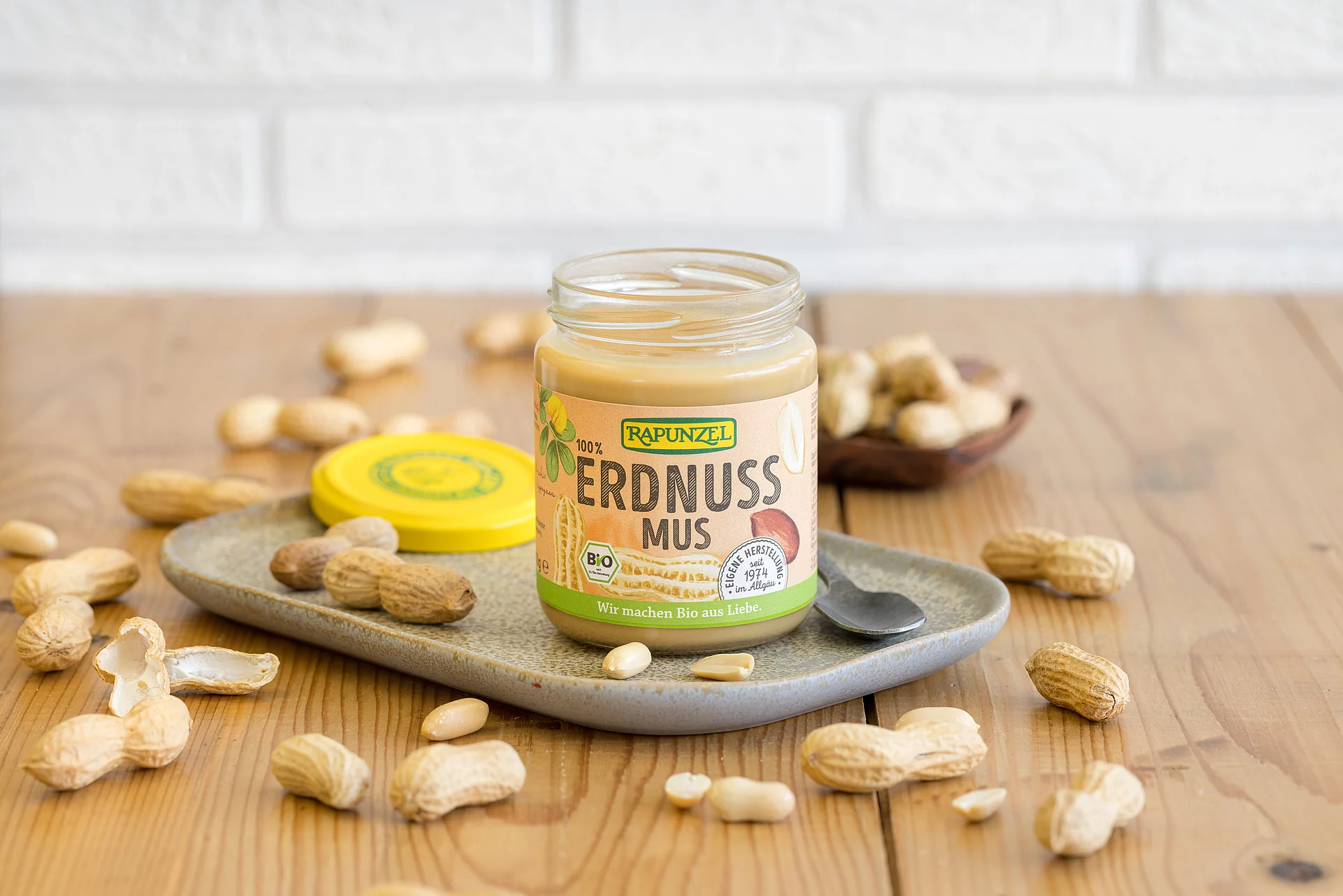 Rapunzel Erdnussmus – 100 % Erdnuss, Bio-Qualität für kreative Küche. Rapunzel Erdnussmus im Glas auf einem Holztisch.
