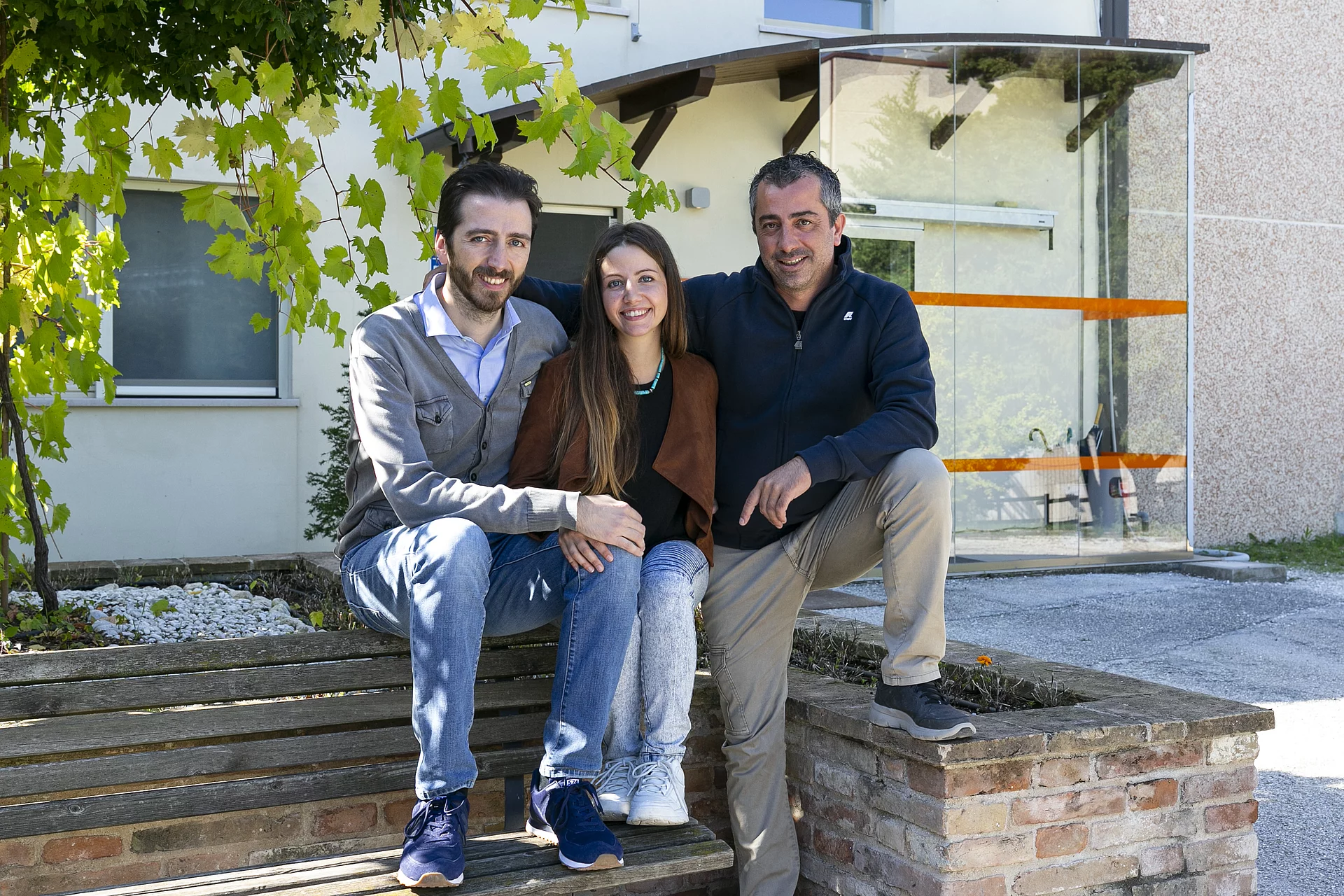 Die Geschwister Giovanni Battista Girolomoni, Maria Girolomoni, Samuele Girolomoni vom Pastificio Gino Girolomoni nebeneinander vor dem Firmengebäude