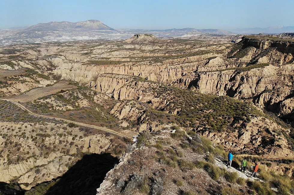 Landschaft im Südosten Andalusiens mit den typischen trockenen Bedingungen der Region. Weitblick über eine trockene, zerklüftete Berglandschaft.