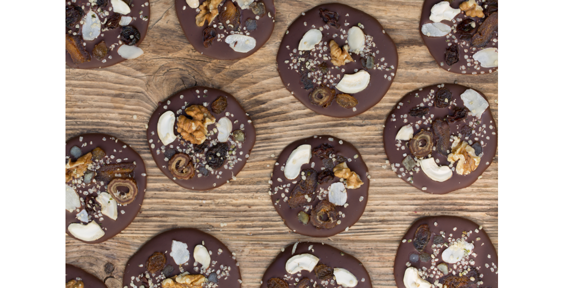 Schokotaler mit Trockenfrüchten und Nüssen