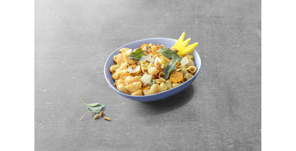 Gelbe Linsen Hörnchen mit Karotten, Salbei und Mango-Hafercreme