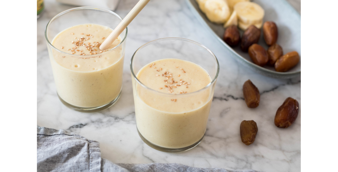 Orangen Smoothie mit Datteln und Kokos