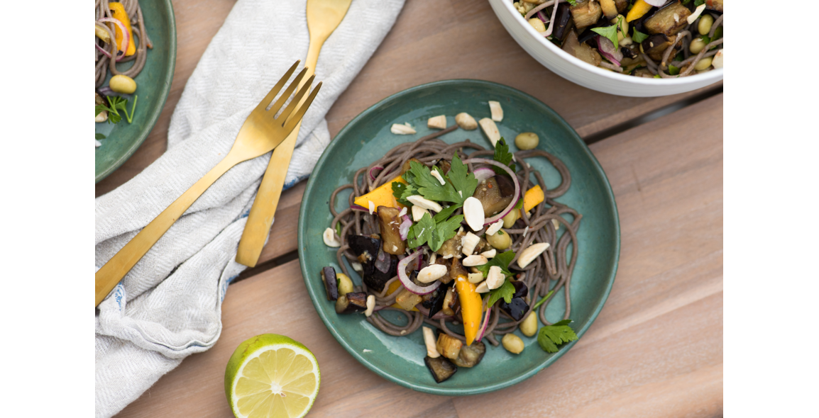 Warme Buchweizen Spaghetti mit Aubergine und Mango