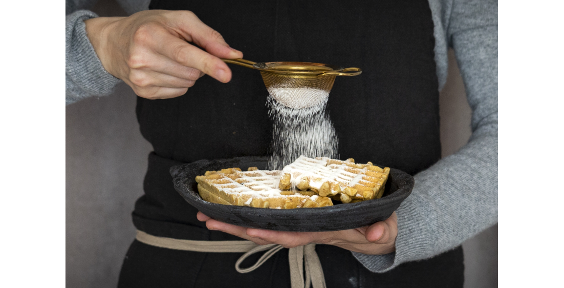 Buttermilch-Waffeln mit weißem Mandelmus