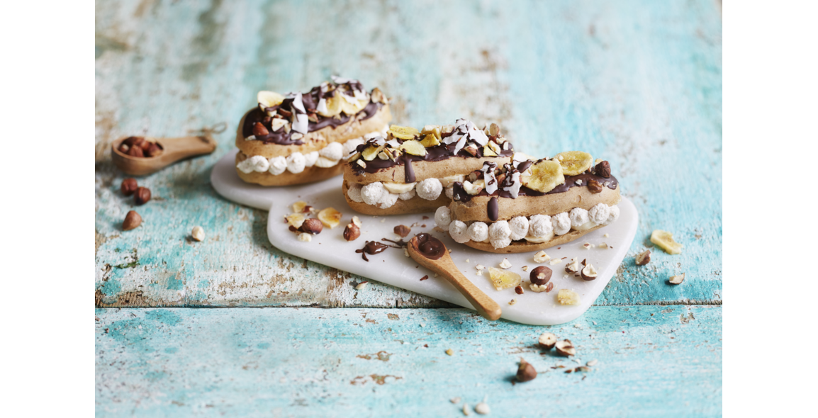Schokoladen-Zimt-Eclairs mit Banane u. Kokos-Haselnuss-Sahne