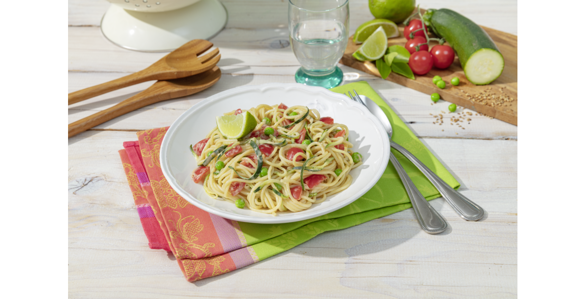 Spaghetti-Zucchini-Salat mit Erdnussdressing