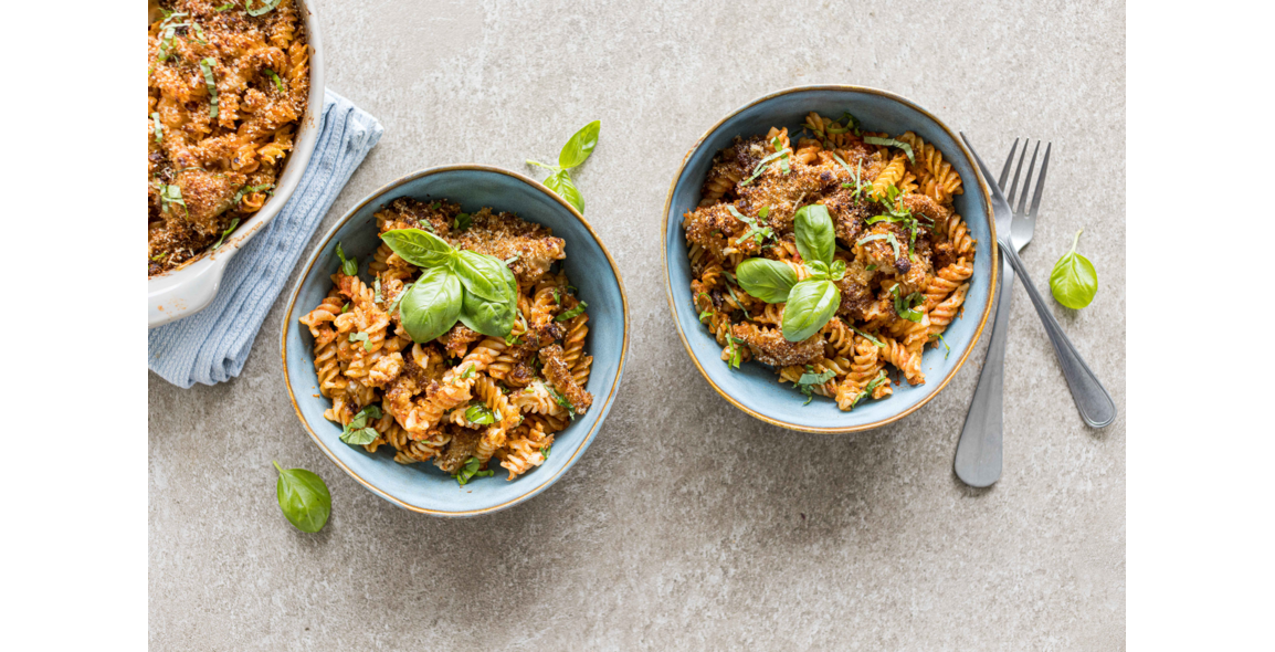 Spirelli überbacken mit Bolognese-Tomaten-Soße und Altes-Brot-Crumble