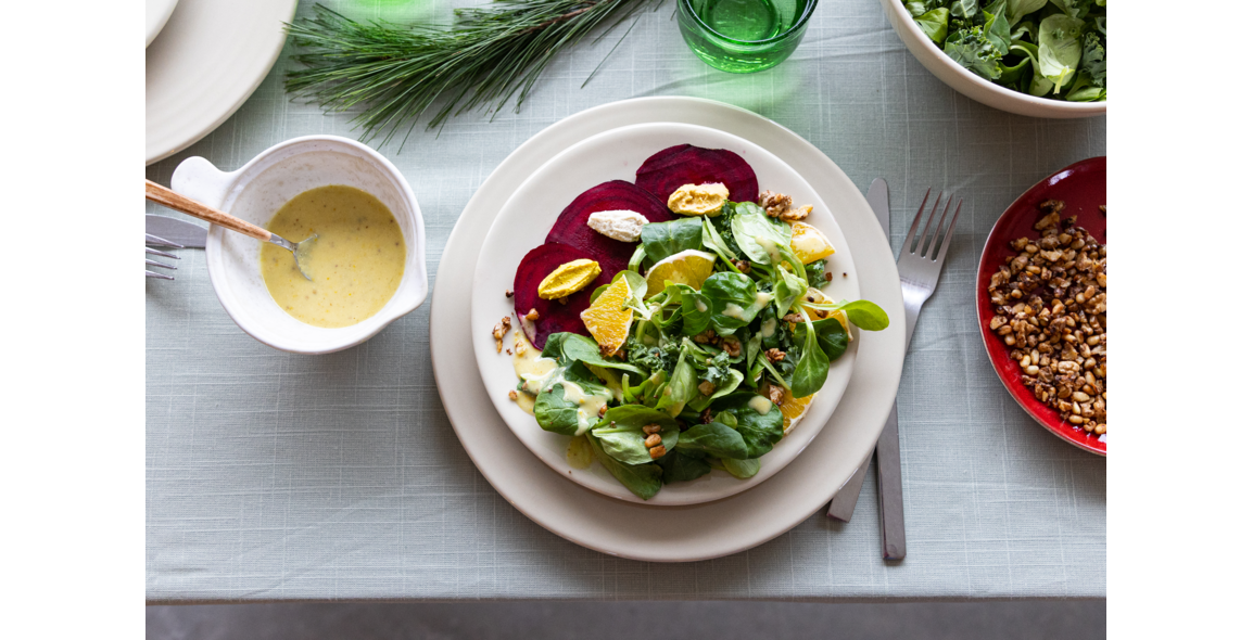 Rote Bete auf weihnachtlichem Feldsalat