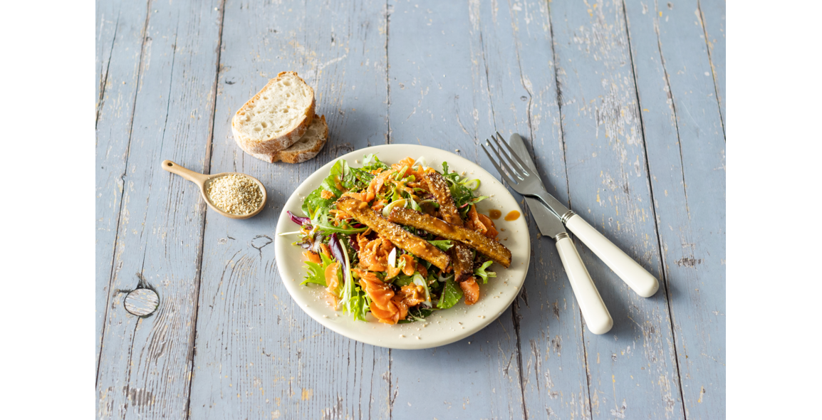 Fermentierte Karotten auf asiatischem Salat