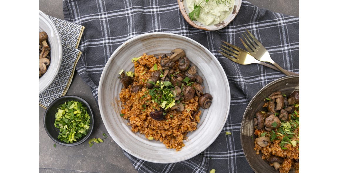Bulgur-Grünkern-Pilaw mit Joghurtsauce