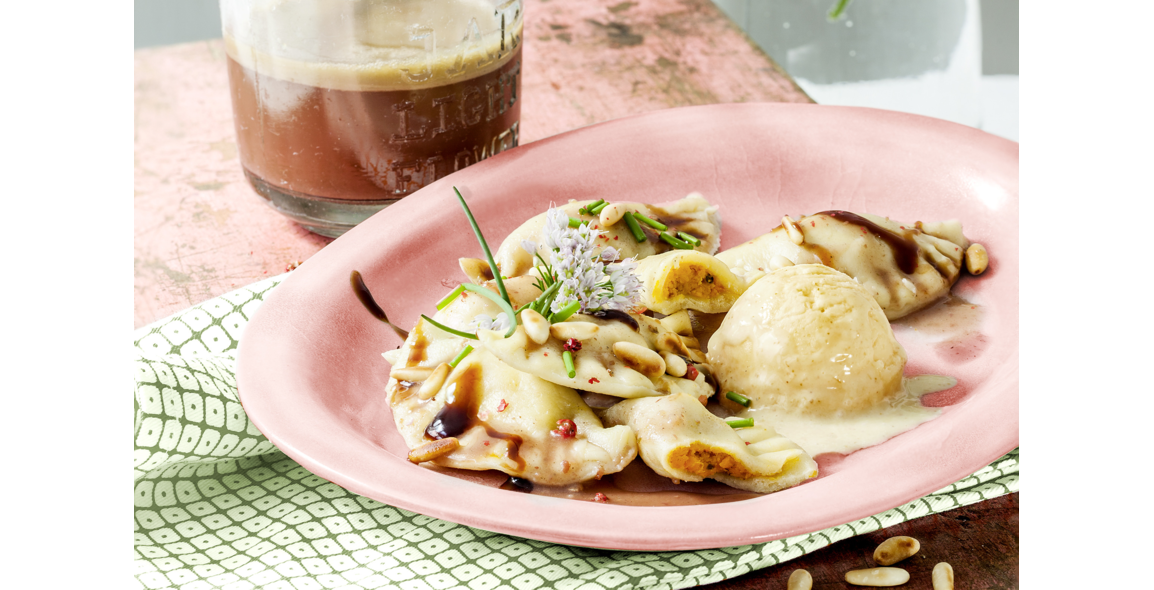 Kürbistäschchen mit Feigensenf-Eis und Dattelsauce