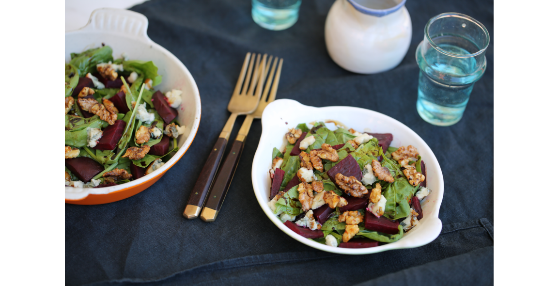 Rote-Bete-Salat mit Spinat, kandierten Walnüssen und Blauschimmelkäse