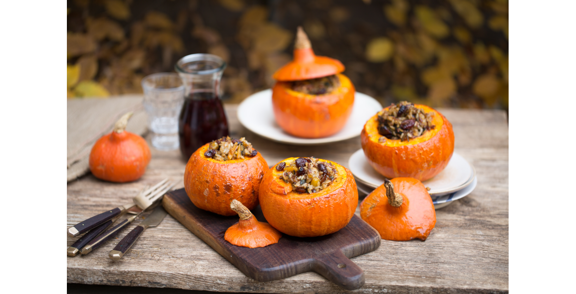 Gefüllter Kürbis mit Wildreis, Cranberries und Pekannüssen, im Ofen gebacken