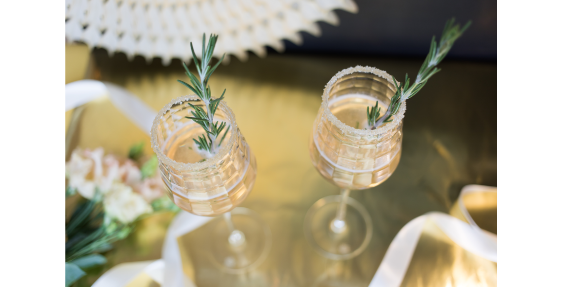 Prosecco-Cocktail mit Himbeeren und Rosmarin